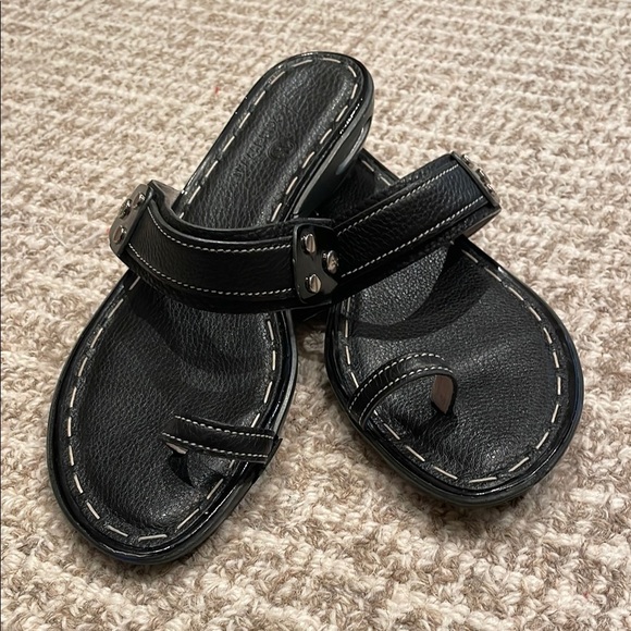 Stylish COLE HAAN Black Toe Ring Sandals with Silver Accents Sz 7.5 - Picture 1 of 7